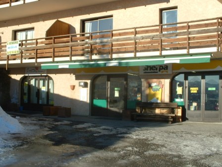 l'entrée du magasin